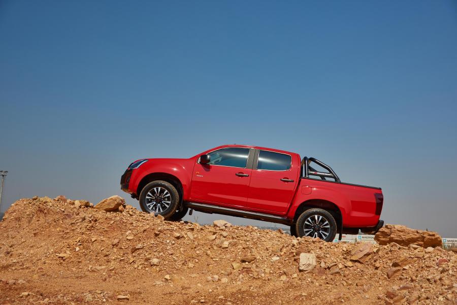  Isuzu KB Double Cab X-Rider 2017 года  (фото 2 из 40)
